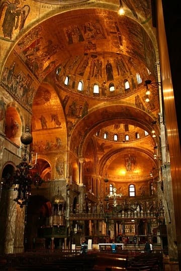 Interior view, with golden mosaics.