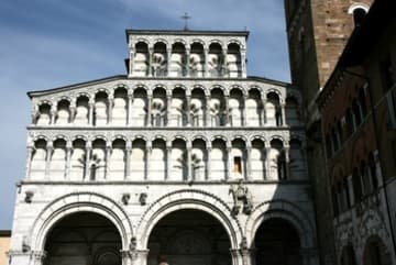 Closer look at the Pisan Romanesque facade, dating from 1204.