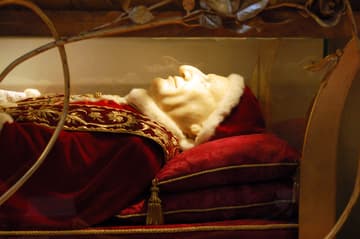 The body of Pope John XXIII (d. 1963) displayed in a glass case beneath the Altar of St. Jerome. The pope was beatified (a step towards sainthood) in 2000. When the tomb was opened in order to move his body to the basilica in 2001, it was found to be incorrupt and was therefore placed in a glass case. This location was chosen because the pope was a specialist in the church fathers and a devotee of St. Jerome in particular.